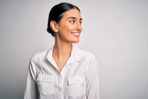 Mulher Morena Bonita Nova Vestindo Camisa Casual Sobre Fundo Branco — Fotografia de Stock