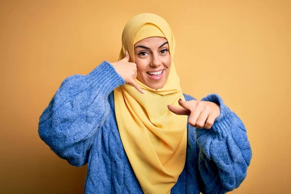 Junge Schöne Brünette Muslimin Mit Arabischem Hidschab Vor Isoliertem Gelben — Stockfoto
