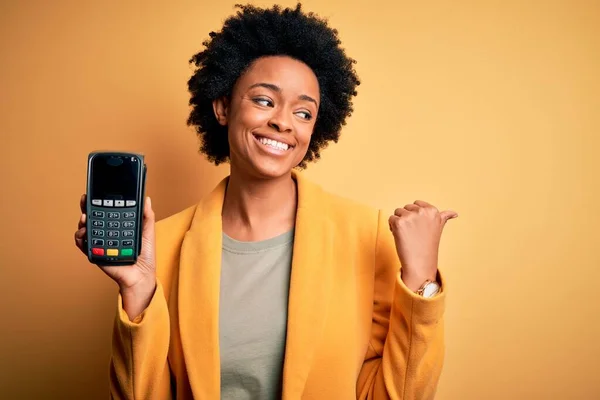 Junge Afroamerikanische Afro Frau Mit Lockigem Haar Die Ein Datafon — Stockfoto