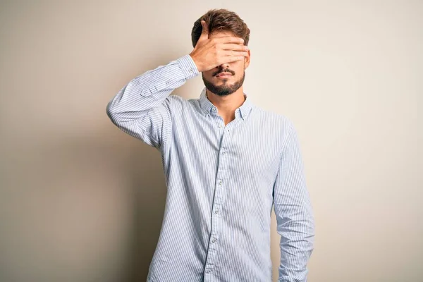 Ung Stilig Man Med Skägg Bär Randig Skjorta Står Över — Stockfoto