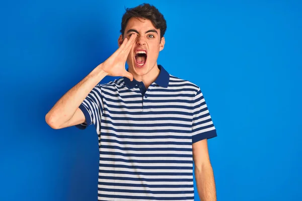 Niño Adolescente Con Camiseta Casual Pie Sobre Fondo Azul Aislado —  Fotos de Stock