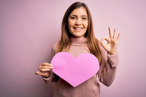 Junge Blonde Frau Hält Romantische Große Papierherzform Über Rosa Isolierten — Stockfoto