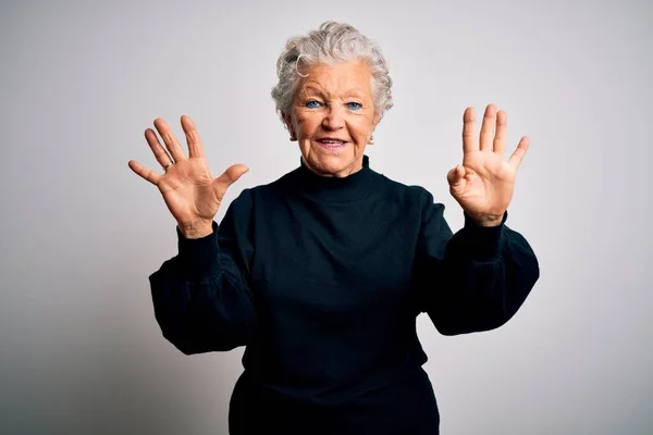 Старшая Красивая Женщина Случайном Черном Свитере Стоит Изолированном Белом Фоне — стоковое фото