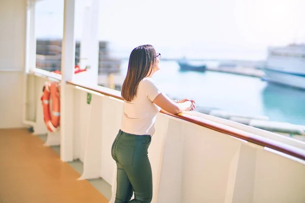 Giovane Bella Donna Vacanza Sorridente Felice Fiducioso Piedi Ponte Nave — Foto Stock