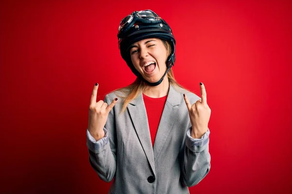 Jovem Mulher Motociclista Loira Bonita Usando Capacete Motocicleta Sobre Fundo — Fotografia de Stock