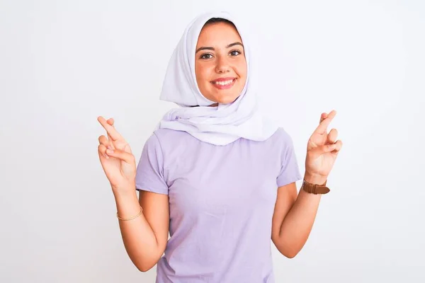 Jovem Bela Menina Árabe Vestindo Hijab Sobre Fundo Branco Isolado — Fotografia de Stock