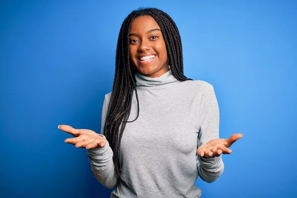 Молода Афроамериканська Жінка Стоїть Звичайному Сувенірі Над Синім Фоном Посміхається — стокове фото