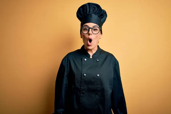 Jovem Bela Mulher Chef Morena Vestindo Uniforme Fogão Chapéu Sobre — Fotografia de Stock