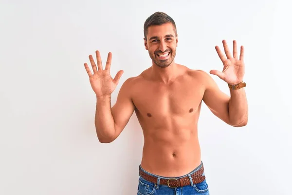 Mladý Pohledný Muž Bez Košile Ukazující Svalnaté Tělo Izolovaném Pozadí — Stock fotografie