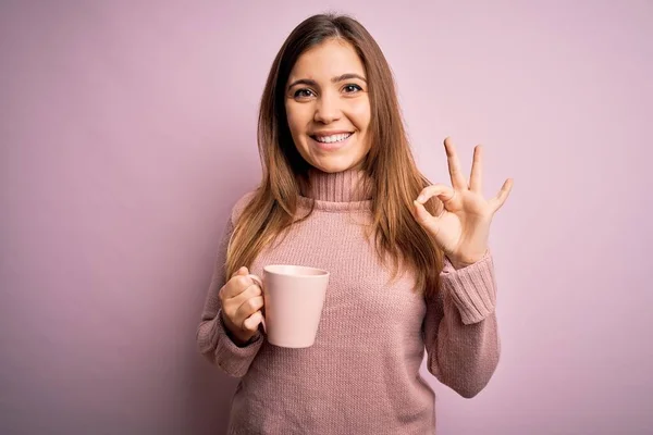 Νεαρή Ξανθιά Γυναίκα Πίνοντας Ένα Φλιτζάνι Καφέ Πάνω Από Ροζ — Φωτογραφία Αρχείου
