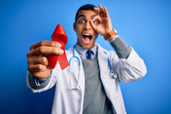 Jovem Homem Médico Afro Americano Bonito Segurando Símbolo Fita Vermelha — Fotografia de Stock