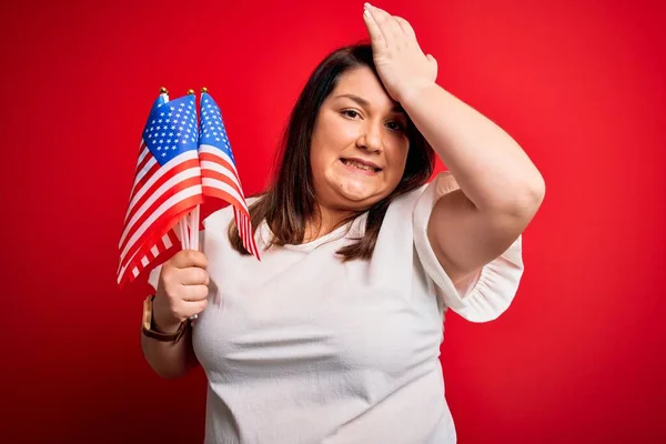 Hermosa Mujer Talla Grande Sosteniendo Estados Unidos Bandera Estados Unidos — Foto de Stock