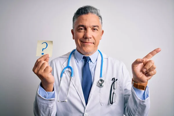 Μεσήλικας Όμορφος Γκριζομάλλης Γιατρός Άνδρας Κρατώντας Χαρτί Ερωτηματικό Πολύ Χαρούμενος — Φωτογραφία Αρχείου