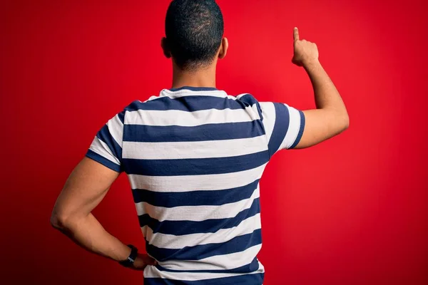 Schöner Afrikanisch Amerikanischer Mann Lässig Gestreiftem Shirt Vor Rotem Hintergrund — Stockfoto