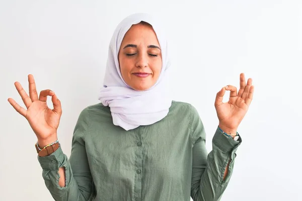 年轻美丽的阿拉伯女人 戴着传统的穆斯林头巾 披着孤立的背景 微笑着 闭上眼睛 用手指做冥想动作 瑜伽概念 — 图库照片