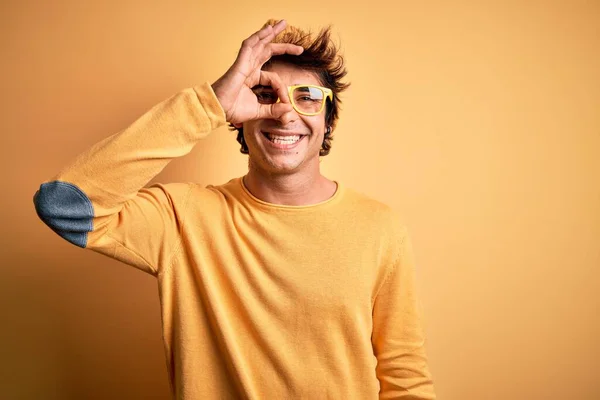 Sarı Arka Planda Günlük Tişört Gözlük Takan Genç Yakışıklı Adam — Stok fotoğraf