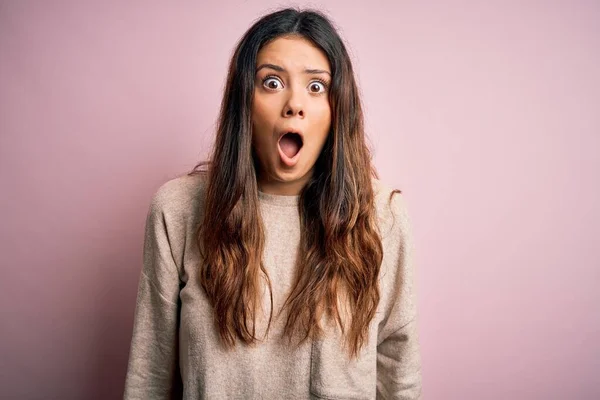 Young Beautiful Brunette Woman Wearing Casual Sweater Standing Pink Background — Stock Photo, Image