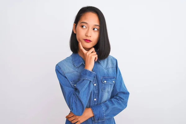 Jonge Mooie Chinese Vrouw Draagt Denim Shirt Staan Geïsoleerde Witte — Stockfoto