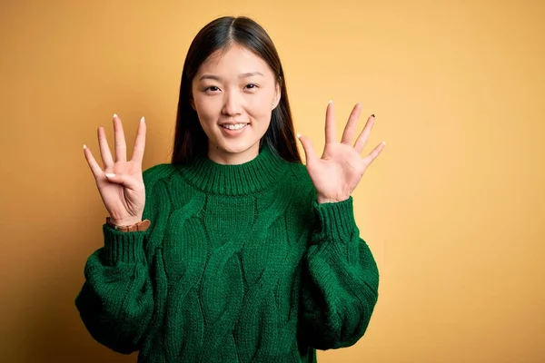 Jonge Mooie Aziatische Vrouw Dragen Groene Winter Trui Geel Geïsoleerde — Stockfoto