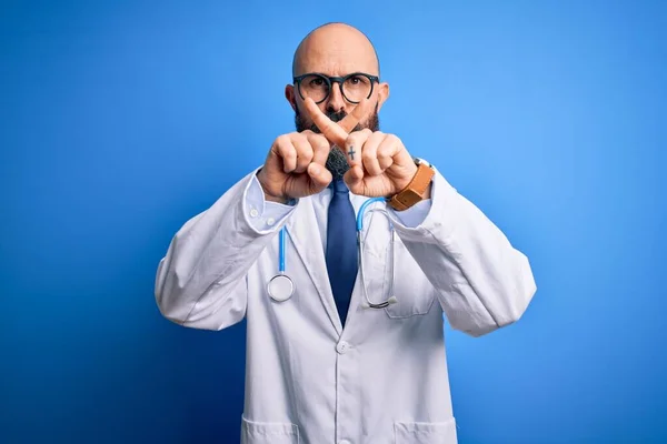 Beau Médecin Chauve Homme Avec Barbe Portant Des Lunettes Stéthoscope — Photo