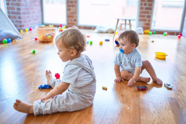 아름다운 아기들 유치원에서 장난감을 가지고 — 스톡 사진