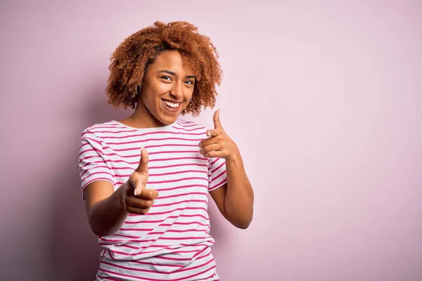 Mladá Krásná Afroamerická Afro Žena Kudrnatými Vlasy Sobě Ležérně Pruhované — Stock fotografie