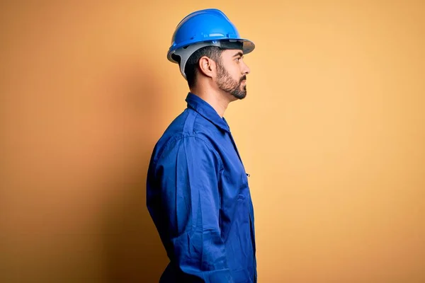 Mécanicien Avec Barbe Uniforme Bleu Casque Sécurité Sur Fond Jaune — Photo