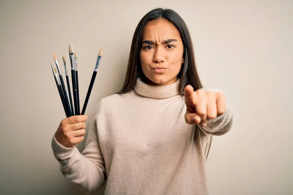 Jovem Artista Bonito Mulher Asiática Segurando Pincéis Pintura Sobre Fundo — Fotografia de Stock