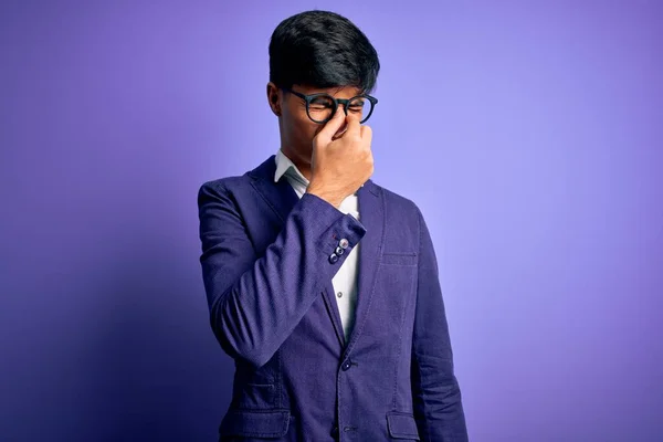 Joven Hombre Negocios Guapo Usando Chaqueta Gafas Sobre Fondo Púrpura — Foto de Stock