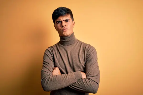 Ung Stilig Man Bär Casual Turtleneck Tröja Över Isolerade Gul — Stockfoto