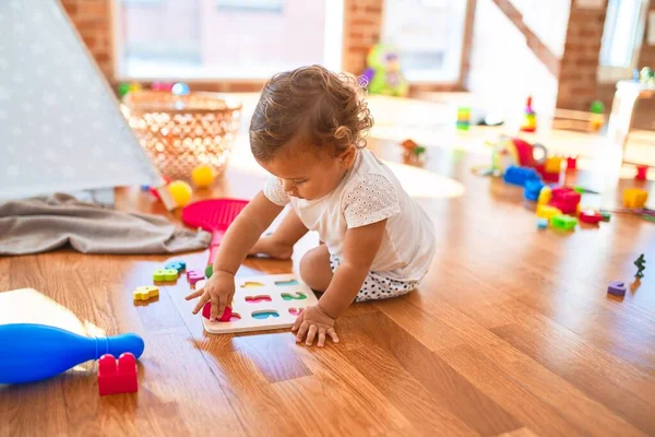 幼稚園のおもちゃの多くの周りに数学のパズルを使用して愛らしい幼児の学習番号 — ストック写真