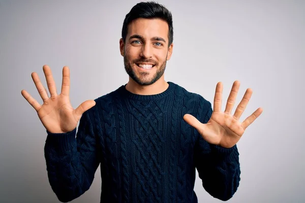 Jonge Knappe Man Met Baard Draagt Casual Trui Staan Witte — Stockfoto