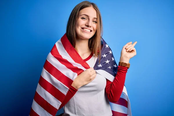 Ung Vacker Rödhårig Patriotisk Kvinna Bär Usa Flagga Över Blå — Stockfoto
