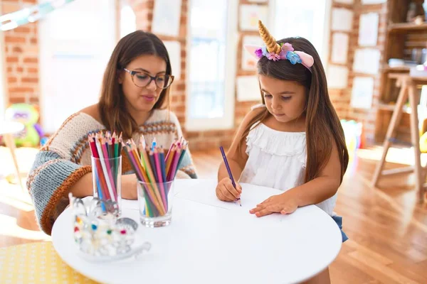 Bella Insegnante Bambino Che Indossa Disegno Diadema Unicorno Con Carta — Foto Stock