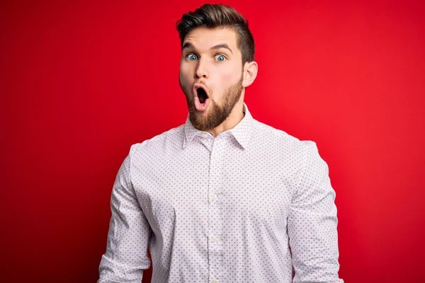 Jovem Empresário Loiro Com Barba Olhos Azuis Vestindo Camisa Elegante — Fotografia de Stock