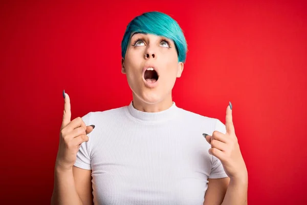 Joven Hermosa Mujer Con Pelo Azul Moda Con Camiseta Casual — Foto de Stock