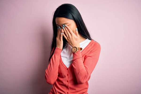 若い美しい中国の女性は 疲労や頭痛 眠いと疲れた表情のための孤立したピンクの背景摩擦目の上にカジュアルなセーターを着ている ビジョンの問題 — ストック写真