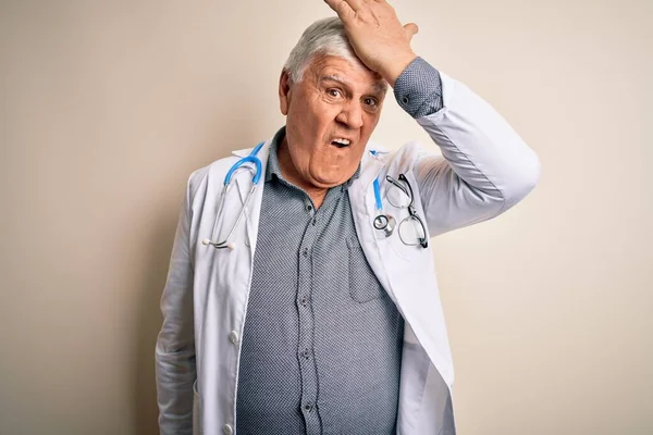 Starszy Przystojny Hoary Lekarz Noszący Płaszcz Stetoskop Białym Tle Zaskoczony — Zdjęcie stockowe