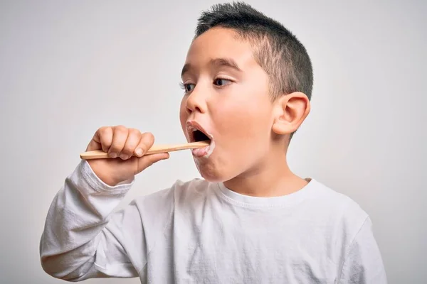 幼い少年は歯ブラシと口腔ペーストを使って歯をブラッシングし 歯と舌を健康的な医療の朝のルーチンとして掃除します 歯科教育を学ぶ — ストック写真