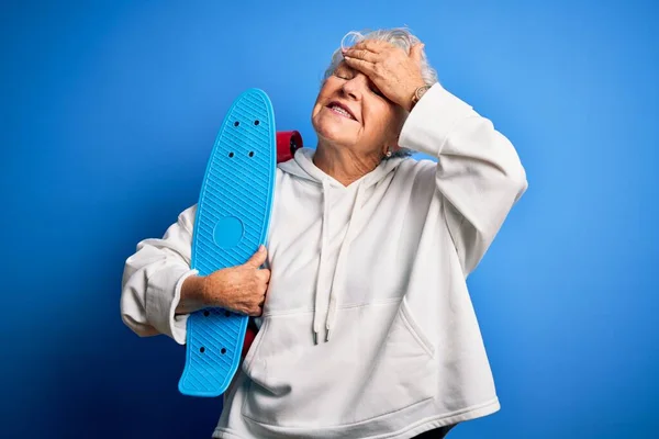 Senior Mooie Sportieve Vrouw Die Skate Staande Geïsoleerde Blauwe Achtergrond — Stockfoto
