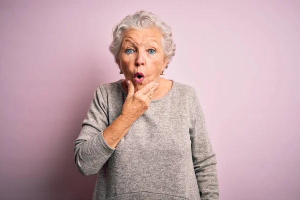 Ältere Schöne Frau Lässigem Shirt Steht Über Isoliertem Rosa Hintergrund — Stockfoto
