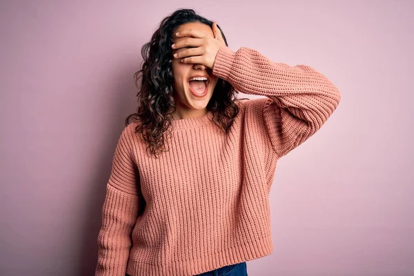 Jovem Mulher Bonita Com Cabelo Encaracolado Vestindo Camisola Casual Sobre — Fotografia de Stock