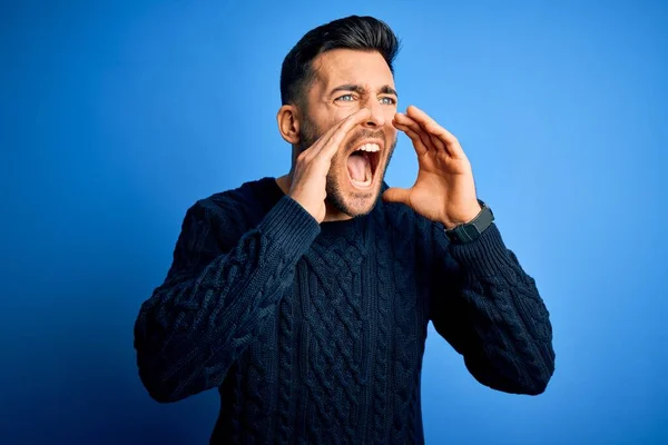 Junger Gutaussehender Mann Lässigem Pullover Der Über Isoliertem Blauem Hintergrund — Stockfoto