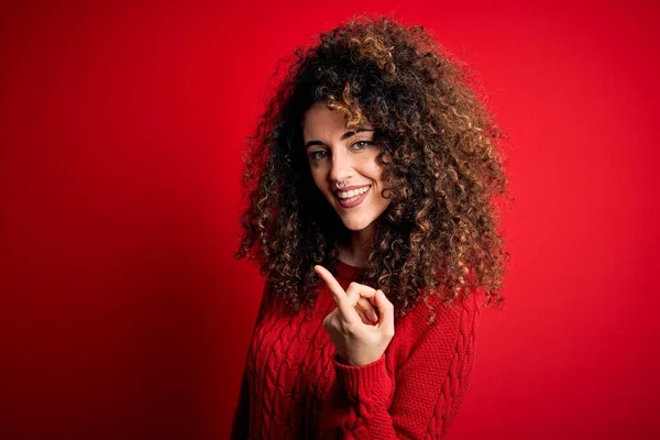 Jovem Mulher Bonita Com Cabelo Encaracolado Piercing Vestindo Camisola Vermelha — Fotografia de Stock