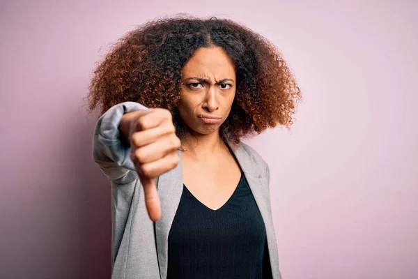 Jovem Empresária Africana Americana Com Cabelo Afro Vestindo Jaqueta Elegante — Fotografia de Stock