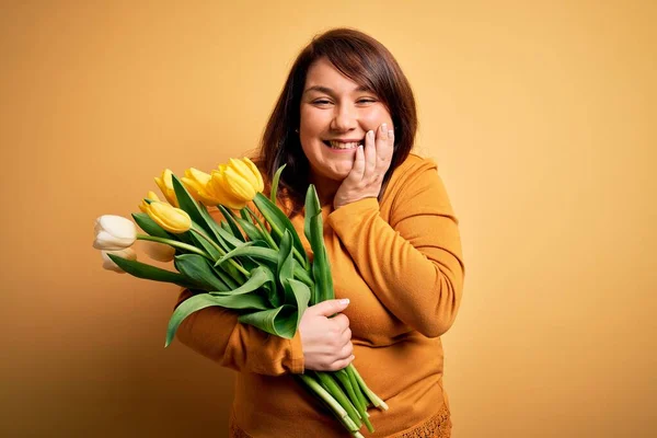 Красива Жінка Плюс Розмір Тримає Романтичний Букет Квітів Природних Тюльпанів — стокове фото