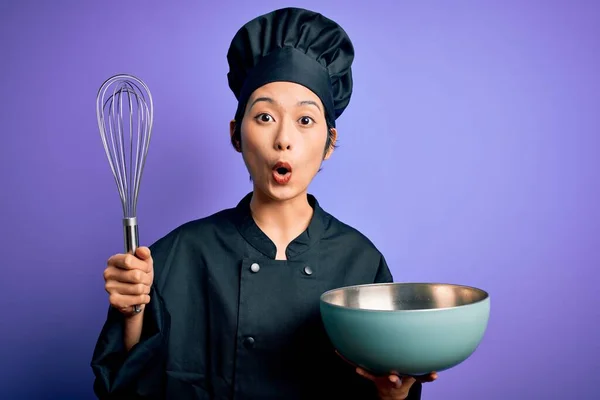 Junge Schöne Chinesische Küchenfrau Trägt Kochuniform Und Hut Mit Schüssel — Stockfoto