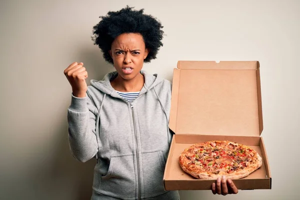 Fiatal Afro Göndör Haj Tartó Szállítási Doboz Olasz Pizza Bosszús — Stock Fotó
