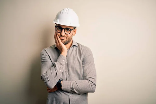Jovem Arquiteto Homem Vestindo Capacete Segurança Construtor Sobre Fundo Isolado — Fotografia de Stock