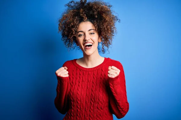 Jonge Mooie Vrouw Met Krullend Haar Piercing Dragen Casual Rode — Stockfoto